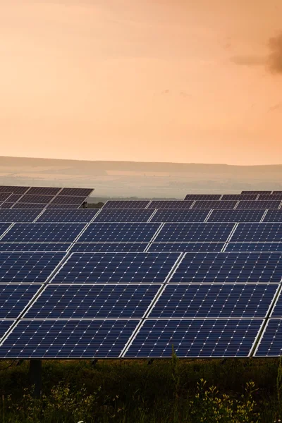 Kraftverk som använder förnybar solenergi — Stockfoto