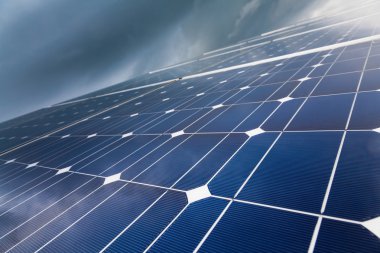 Yenilenebilir güneş enerjisi kullanan enerji santrali