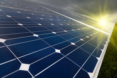 Yenilenebilir güneş enerjisi kullanan enerji santrali