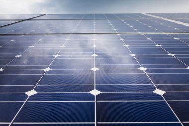 Yenilenebilir güneş enerjisi kullanan enerji santrali