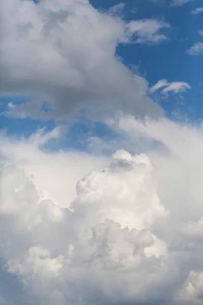 Beautiful fluffy clouds in sky — Stock Photo, Image