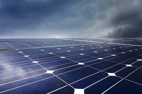 Yenilenebilir güneş enerjisi kullanan enerji santrali — Stok fotoğraf