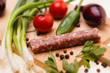 ahşap tahta üzerinde sebzeler çiğ kebapcheta