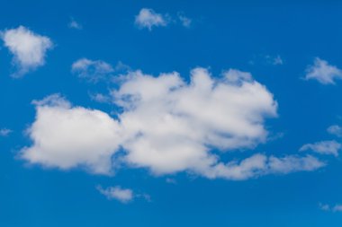 Beyaz bulutların üzerinde mavi gökyüzü