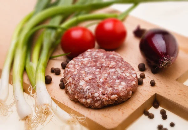 Raw meatball on a chopping board and ingredients. horizontal. cl — Stock Photo, Image