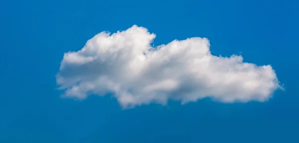 Nuvens brancas sobre azul — Fotografia de Stock