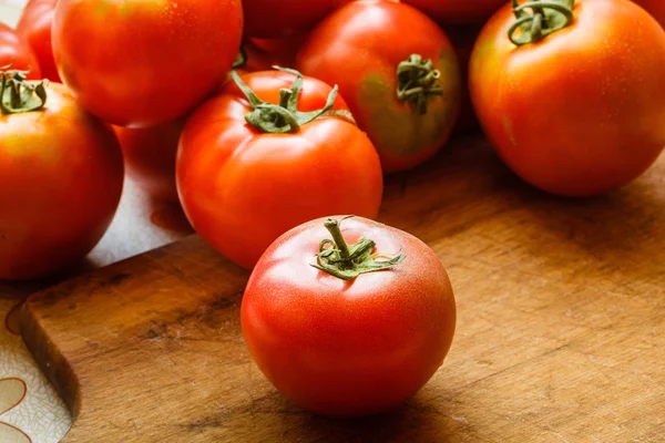 Placa com tomates búlgaros naturais — Fotografia de Stock