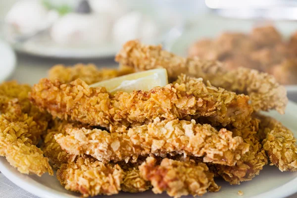 Formaggio bulgaro fritto con una salsa speciale — Foto Stock