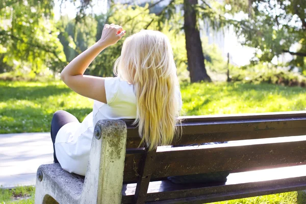 Gravid kvinna avkopplande i parken — Stockfoto