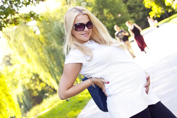 Mujer embarazada relajándose en el parque — Foto de Stock