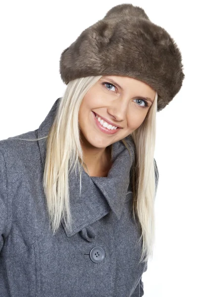 Portret van een prachtige winter vrouw die lacht - op witte achtergrond — Stockfoto