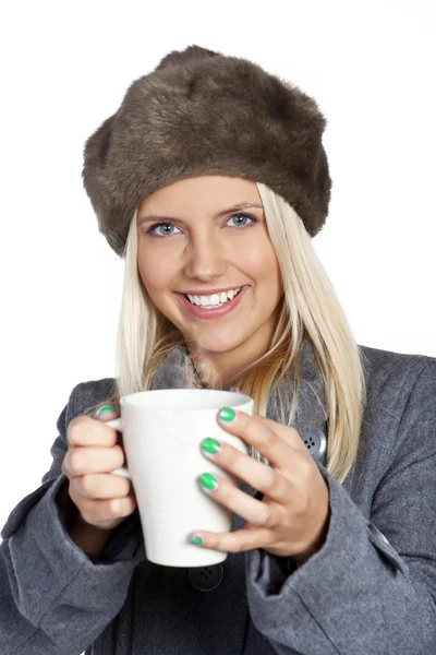 Femme d'hiver avec tasse de thé — Photo