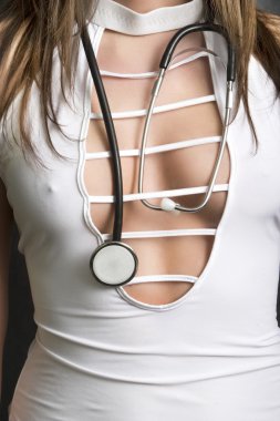 Beyaz moda hemşire üniforması ve stetoskop closeup.