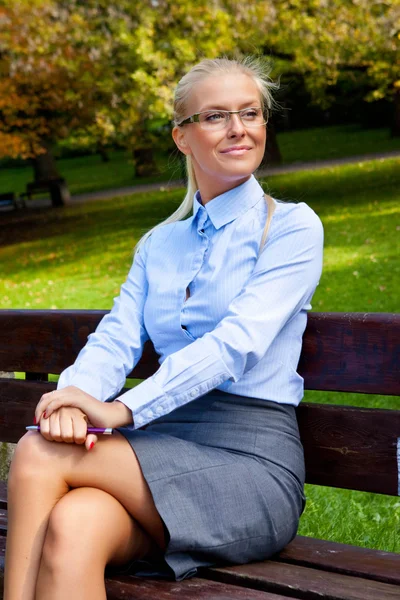 Young business woman in the big city purposefully looking away. — Stock Photo, Image