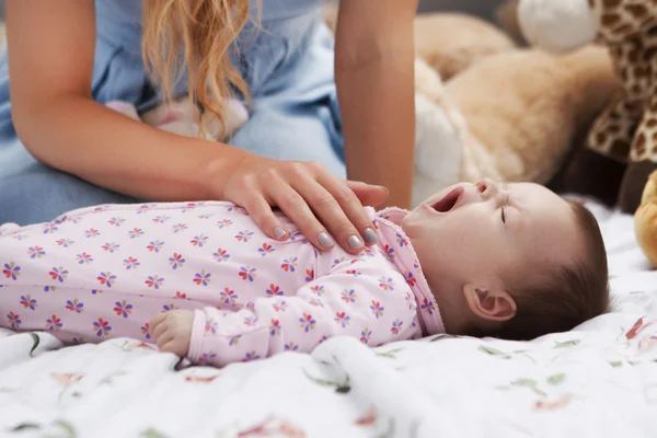 Güzel gülümseyen şirin bebek — Stok fotoğraf