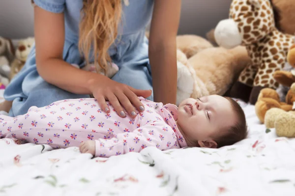 Schöne lächelnde süße Baby lizenzfreie Stockbilder