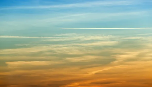 Airplane leaves a trail — Stock Photo, Image