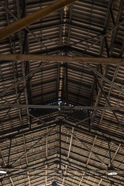 Binanın içinden çatı inşaatı görünüyor.