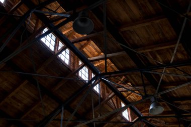 Binanın içinden çatı inşaatı görünüyor.