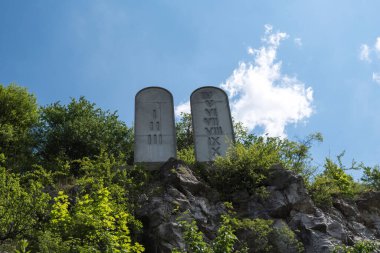 Polonya 'nın Kielce kentindeki eski kireçtaşı ocağı ve mevcut doğa koruma alanı içindeki taş tabletlere ilişkin on emir