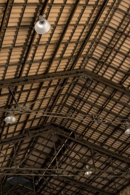 Binanın içinden çatı inşaatı görünüyor.