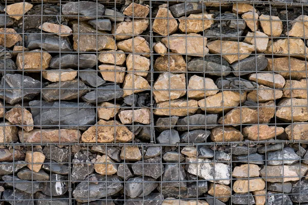Metal Çitlerin Arkasındaki Taşlardan Yaratılan Duvarın Ayrıntıları — Stok fotoğraf