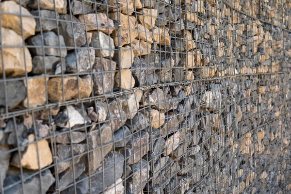 Metal Çitlerin Arkasındaki Taşlardan Yaratılan Duvarın Ayrıntıları — Stok fotoğraf