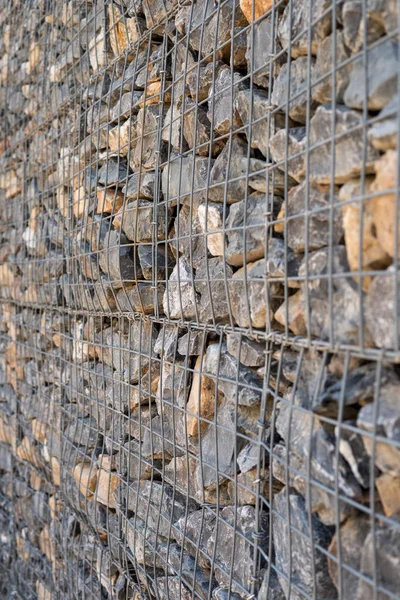 Detal Ściany Wykonanej Kamieni Metalowym Ogrodzeniem — Zdjęcie stockowe