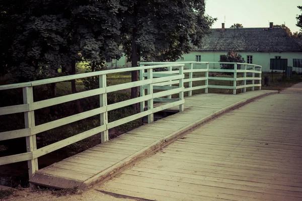 Старый Деревянный Мост Покрашен Белый Над Маленькой Рекой — стоковое фото