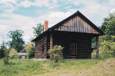 6.07.2020: Polonya, Beskidy: Beskidy dağlarındaki bir açık hava müzesindeki eski kulübe