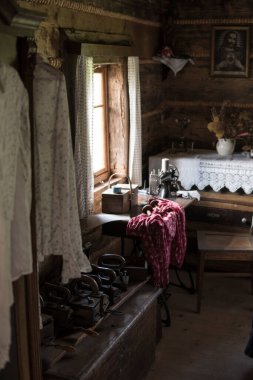 6.07.2020: Polonya, Beskidy: Beskidy dağlarındaki bir açık hava müzesinde eski bir kır evinin içi