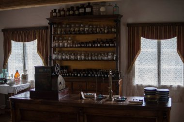 6.07.2020: Polonya, Beskidy: Beskidy dağlarında bir açık hava müzesinde eski bir restoranın içi