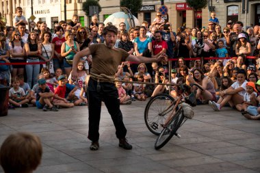 2021 / 07 / 23, Lublin, Polonya: Che sirki 2021 karnavalında bana yardım ediyor