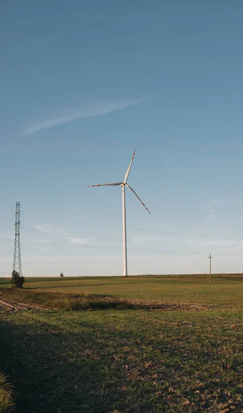 Venkovská Krajina Prázdnými Poli Větrnými Turbínami Vyrábějícími Obnovitelnou Energii — Stock fotografie