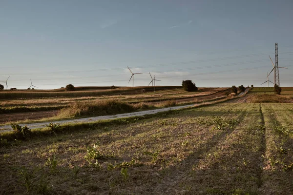 Venkovská Krajina Prázdnými Poli Větrnými Turbínami Vyrábějícími Obnovitelnou Energii — Stock fotografie