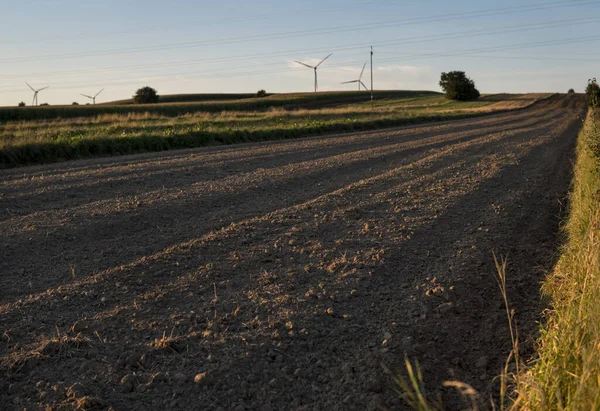 Krajobraz Wiejski Pustymi Polami Turbinami Wiatrowymi Wytwarzającymi Energię Odnawialną — Zdjęcie stockowe