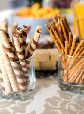 Bir masada tuzlu çubuklar ve gofretler bir partide yenmeye hazır.