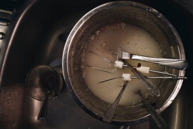 Aile için kek hazırladıktan sonra kirli bulaşıklar.