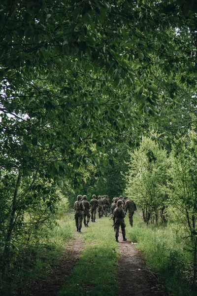 Giovani Soldati Che Pattugliano Una Foresta Durante Addestramento — Foto Stock