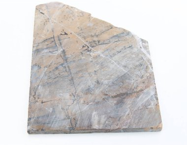 Kireç taşı beyaz arkaplan üzerinde yarı izole kesilmiş