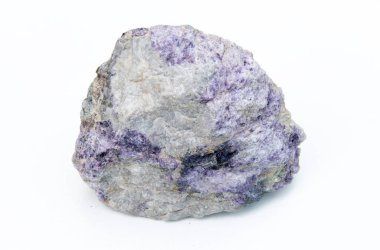 Beyaz arkaplanda izole edilmiş florit minerali