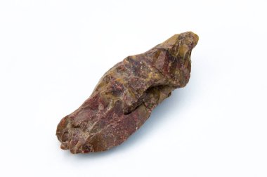 Beyaz arkaplanda izole edilmiş volkanik kaya