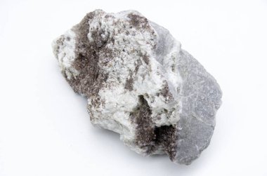 Beyaz arkaplanda izole edilmiş bir kayanın üzerindeki kalsit minerali