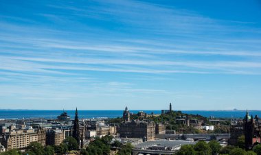 Scott Anıtı ile Edinburgh şehir manzarası