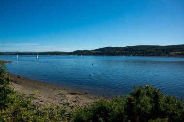 Yazın güneşli bir günde Gare Gölü manzarası