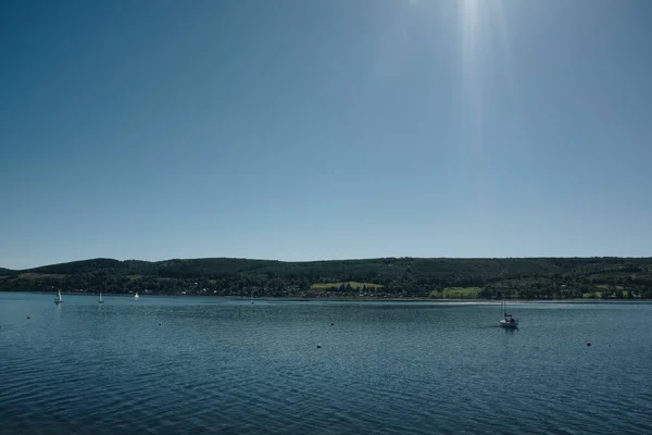 Paisagem Gare Loch Com Único Barco Vela Durante Dia Ensolarado — Fotografia de Stock