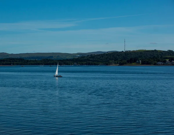 Paesaggio Gare Loch Con Barca Vela Singola Durante Giornata Sole — Foto Stock