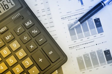 hesap makinesi, kalem ve grafik