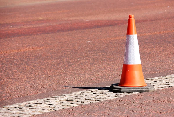 Oranje en witte verkeer kegel — Stockfoto