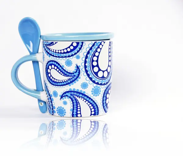 Taza de cerámica blanca y azul —  Fotos de Stock